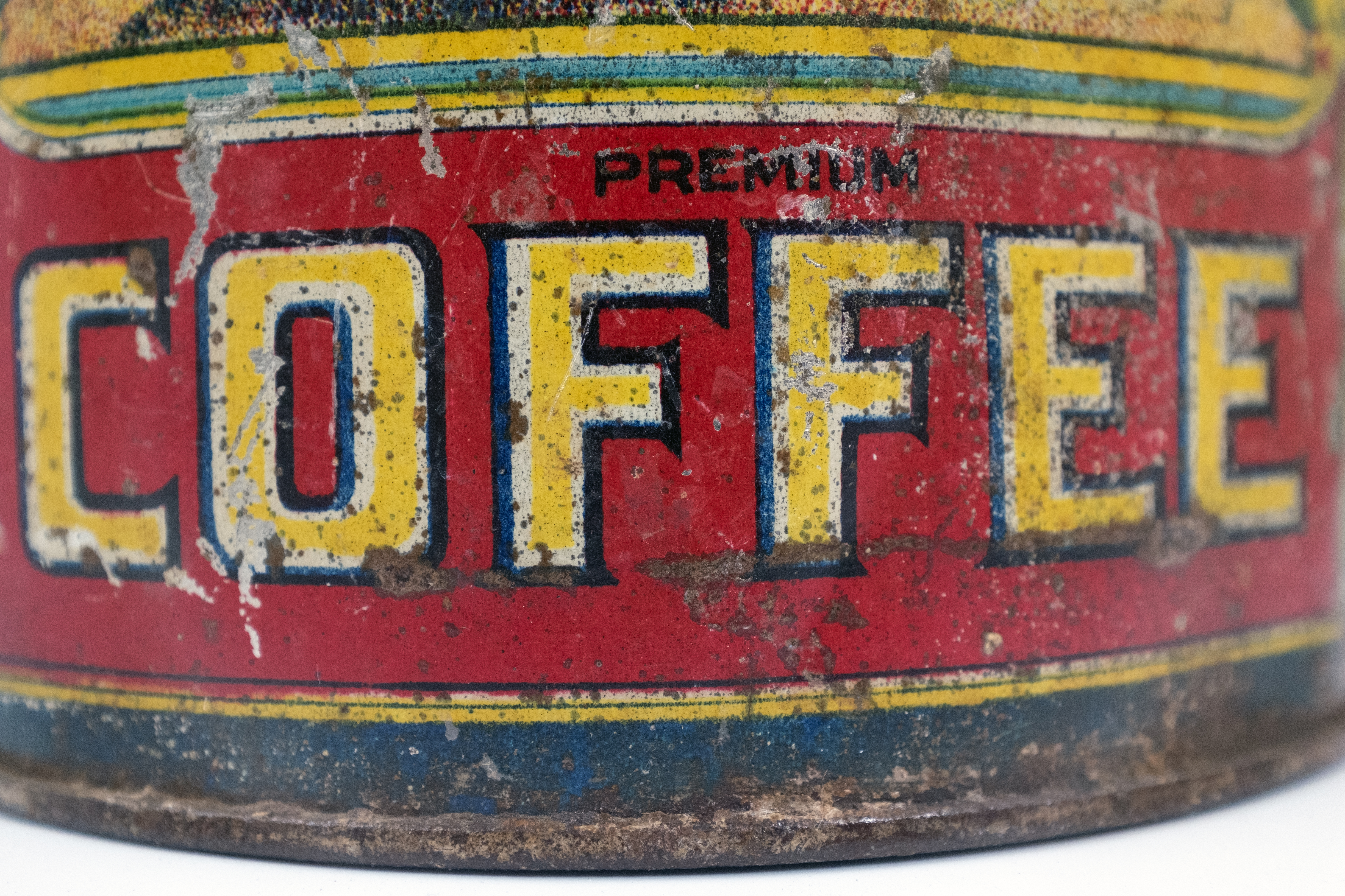 Broncho tin — front detail zoom 4.