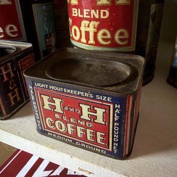 H and H Blend half-pound Light Housekeepers tin from March 2017 private sale in Germany, with lid